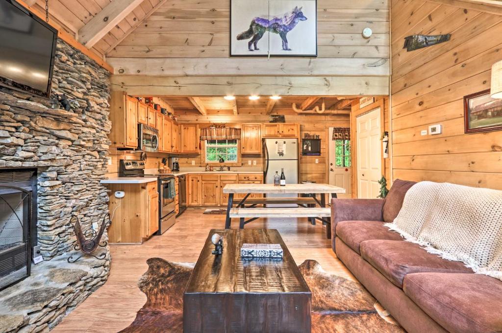 Gatlinburg Cabin in the Woods with Hot Tub Fire Pit - main image