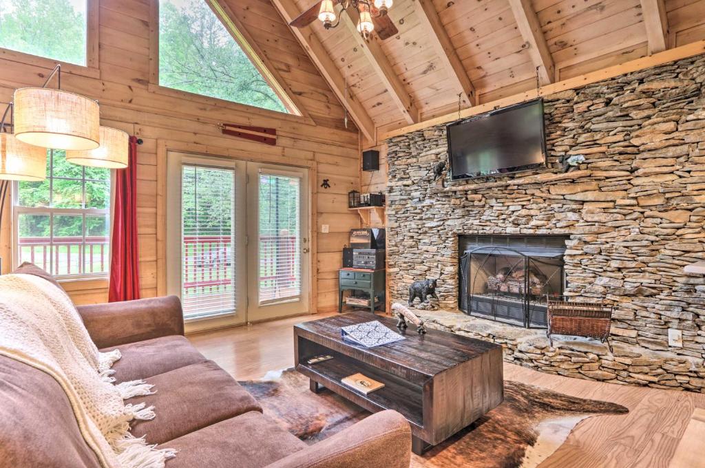 Gatlinburg Cabin in the Woods with Hot Tub Fire Pit - image 3