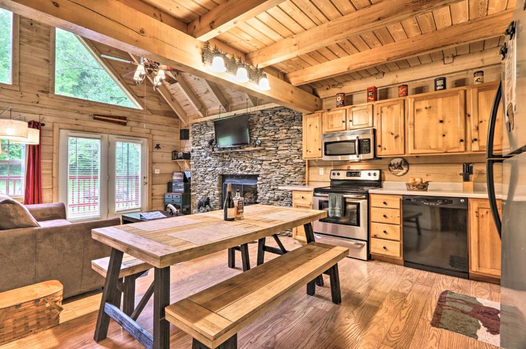 Gatlinburg Cabin in the Woods with Hot Tub Fire Pit - image 4