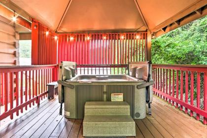 Gatlinburg Cabin in the Woods with Hot Tub Fire Pit - image 5