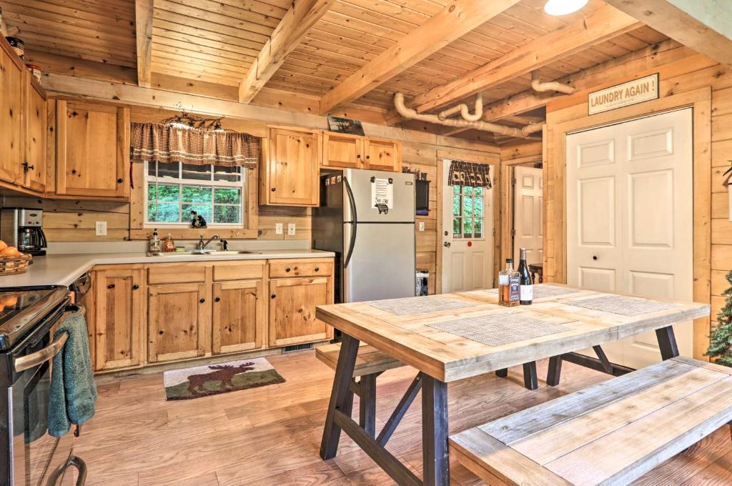 Gatlinburg Cabin in the Woods with Hot Tub Fire Pit - image 6