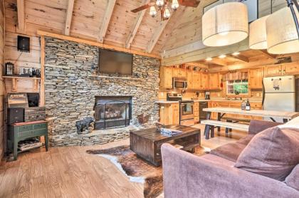 Gatlinburg Cabin in the Woods with Hot Tub Fire Pit - image 8