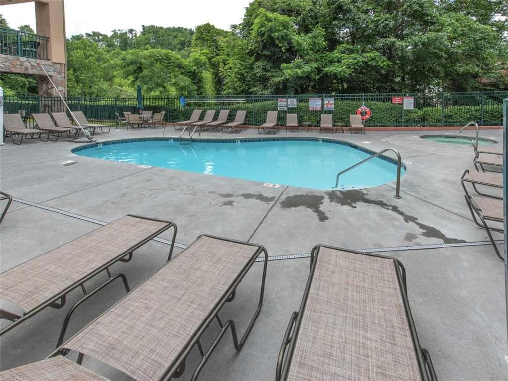 City Bear 2BR Pool Spa Downtown Gatlinburg Sleeps 6 - image 2