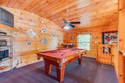 Hugs N Kisses Pool Table Hot Tub Pool Table Community Pool Close to Downtown Gatlinburg - image 17