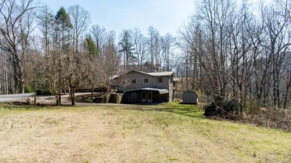 Little Smoky Retreat  3 Bedroom  Close to downtown Gatlinburg AND Pigeon Forge - image 3