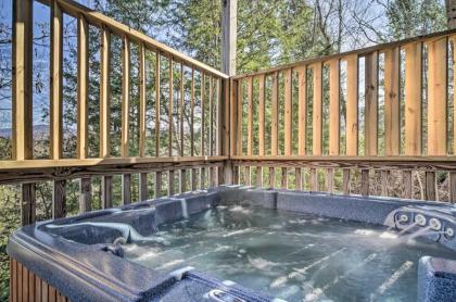 The Great Escape Gatlinburg Getaway with Hot Tub! - image 2