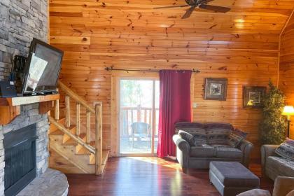 Black Bear Hideaway Cabin - image 4