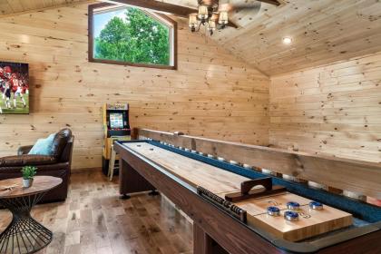 Dolly's Cute Cabin! 4 Suites - Hot Tub Fire Pit Game Room - image 5