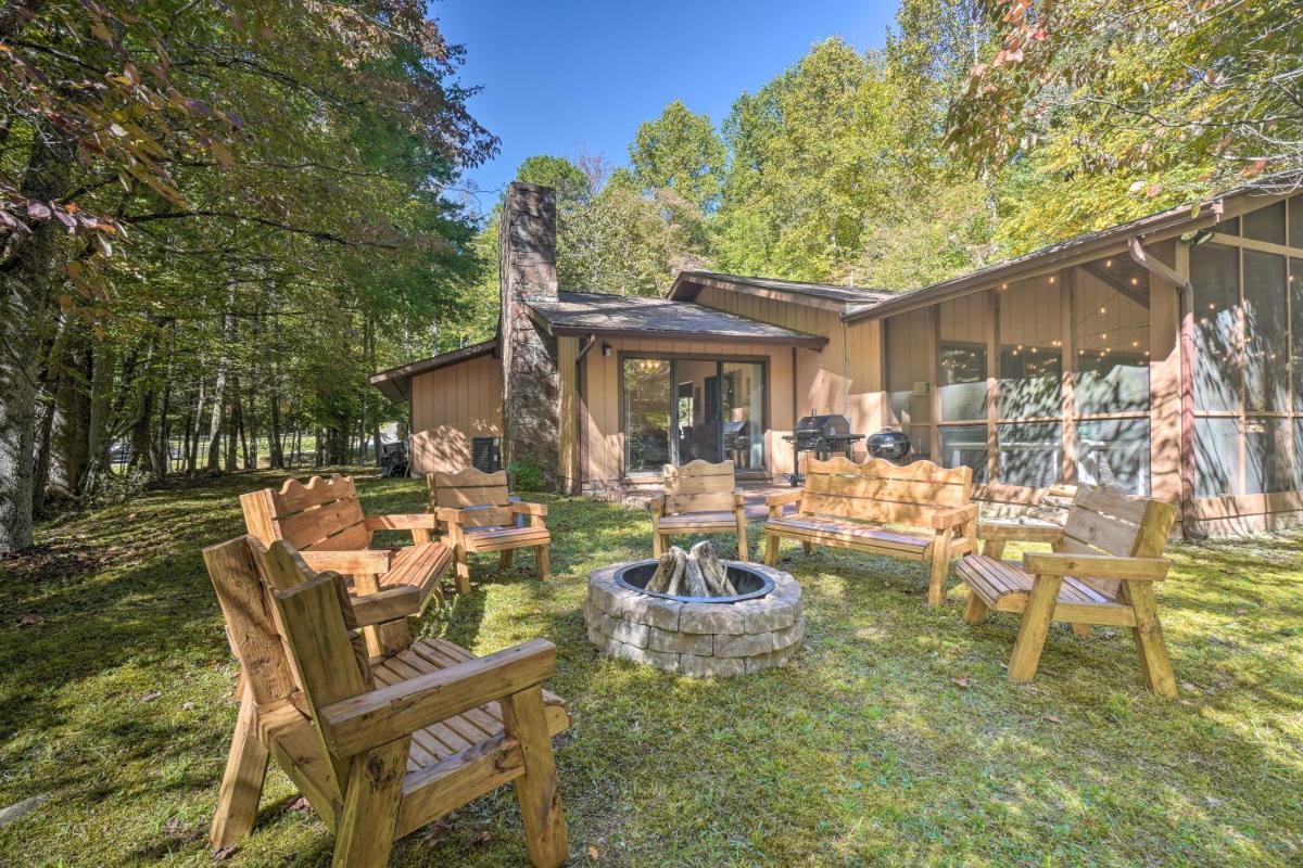 Gatlinburg Group Getaway with Hot Tub and Porch! - main image