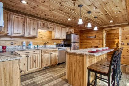 Cub Path Lodge - Luxurious 5 5 with Theatre Room and Mountain Views! cabin - image 12