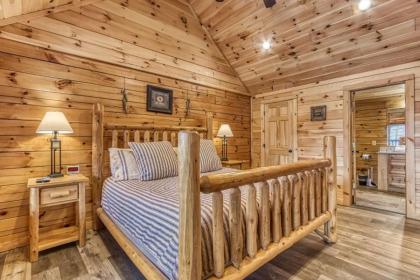 Cub Path Lodge - Luxurious 5 5 with Theatre Room and Mountain Views! cabin - image 18