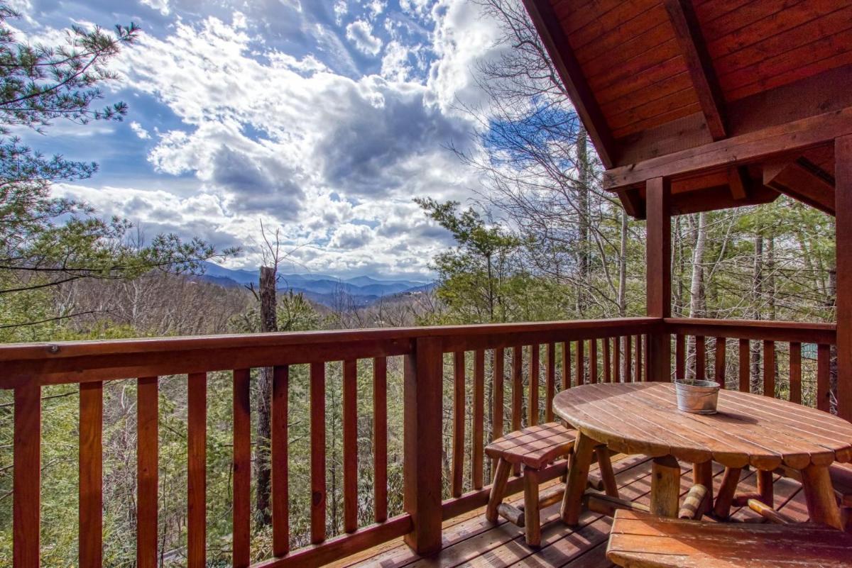 Cub Path Lodge - Luxurious 5 5 with Theatre Room and Mountain Views! cabin - image 3