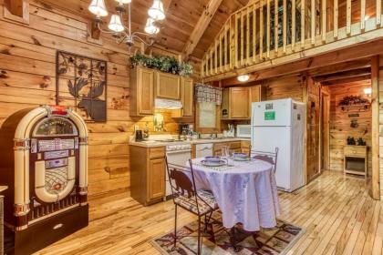 Cupid's Hideaway - Convenient to downtown Gatlinburg and the National Park! cabin - image 10