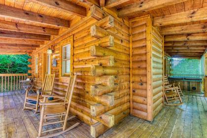 Cupid's Hideaway - Convenient to downtown Gatlinburg and the National Park! cabin - image 2