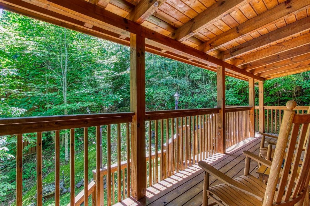 Cupid's Hideaway - Convenient to downtown Gatlinburg and the National Park! cabin - image 3