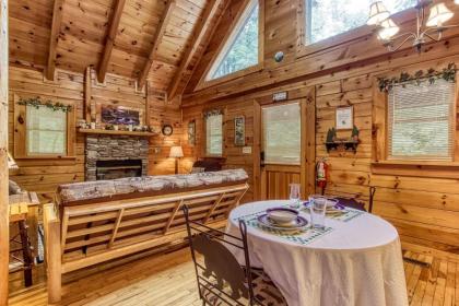 Cupid's Hideaway - Convenient to downtown Gatlinburg and the National Park! cabin - image 9