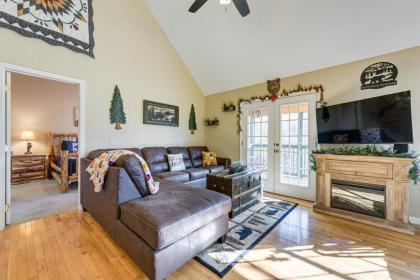 Gatlinburg Cabin Getaway with Mountain Views! - image 9