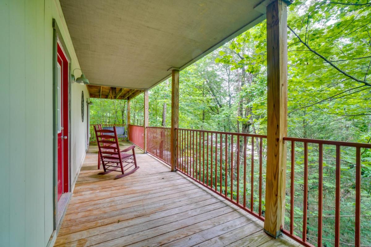 Cozy and Welcoming Gatlinburg Home with Decks! - image 2