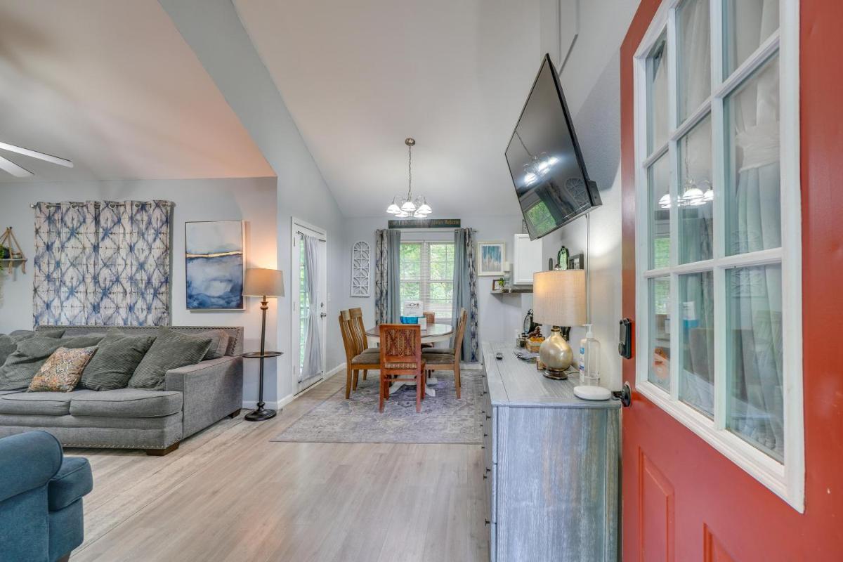 Cozy and Welcoming Gatlinburg Home with Decks! - image 7