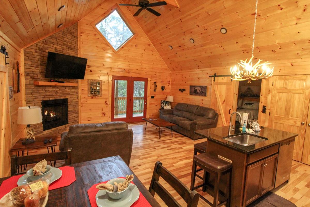 210 Cubs in the Treetops - Luxurious Cabin in Gatlinburg - main image