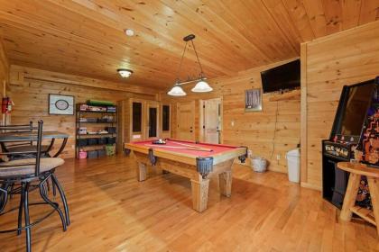 Spacious Smokies Cabin - Hot Tub with Mountain Views - image 8