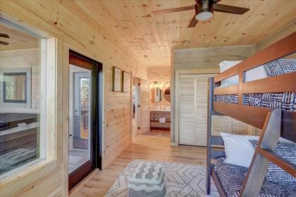 4 BD Modern cabin heated ModPool and prime locale - image 10