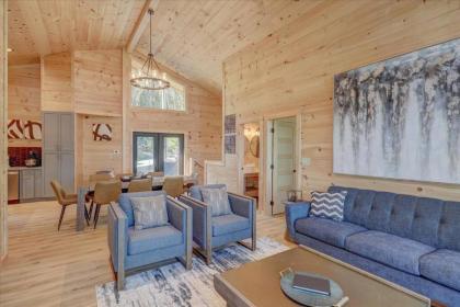 4 BD Modern cabin heated ModPool and prime locale - image 11