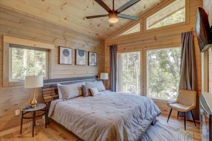 4 BD Modern cabin heated ModPool and prime locale - image 15