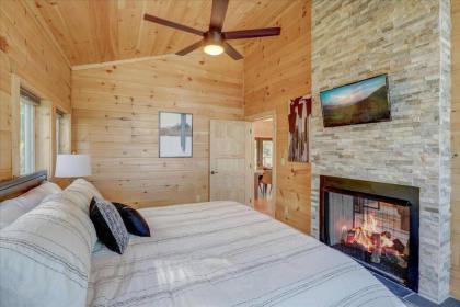 4 BD Modern cabin heated ModPool and prime locale - image 17