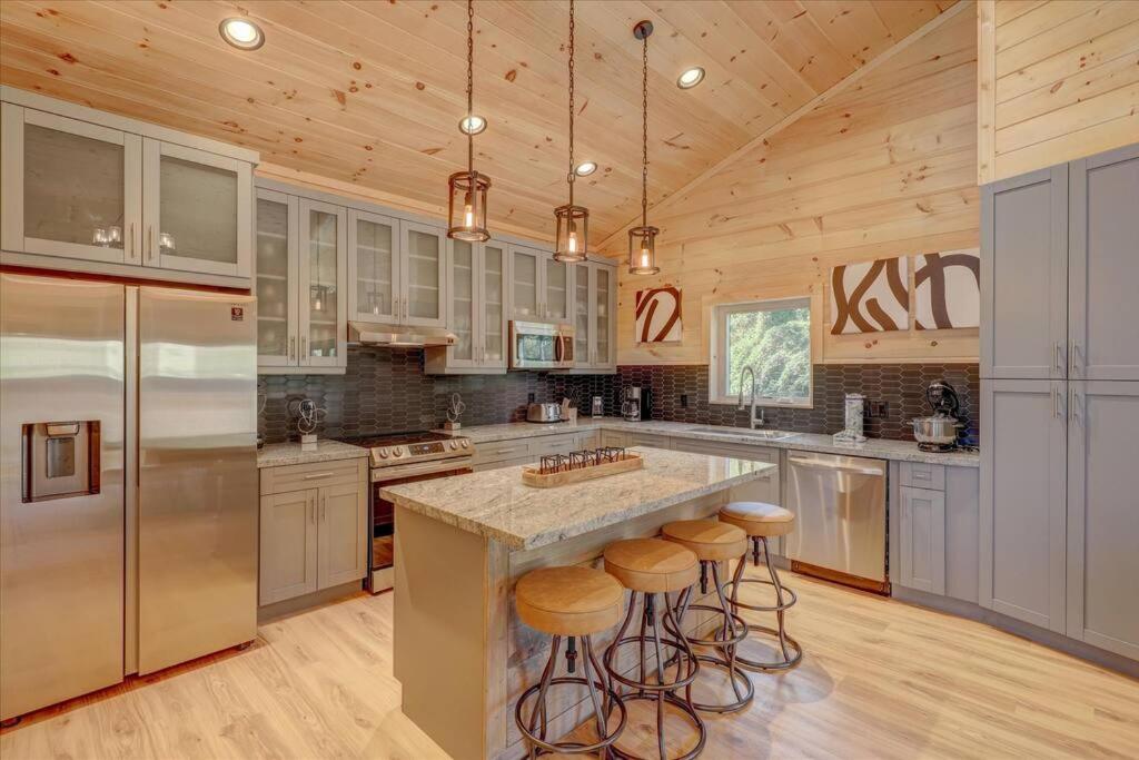 4 BD Modern cabin heated ModPool and prime locale - image 6