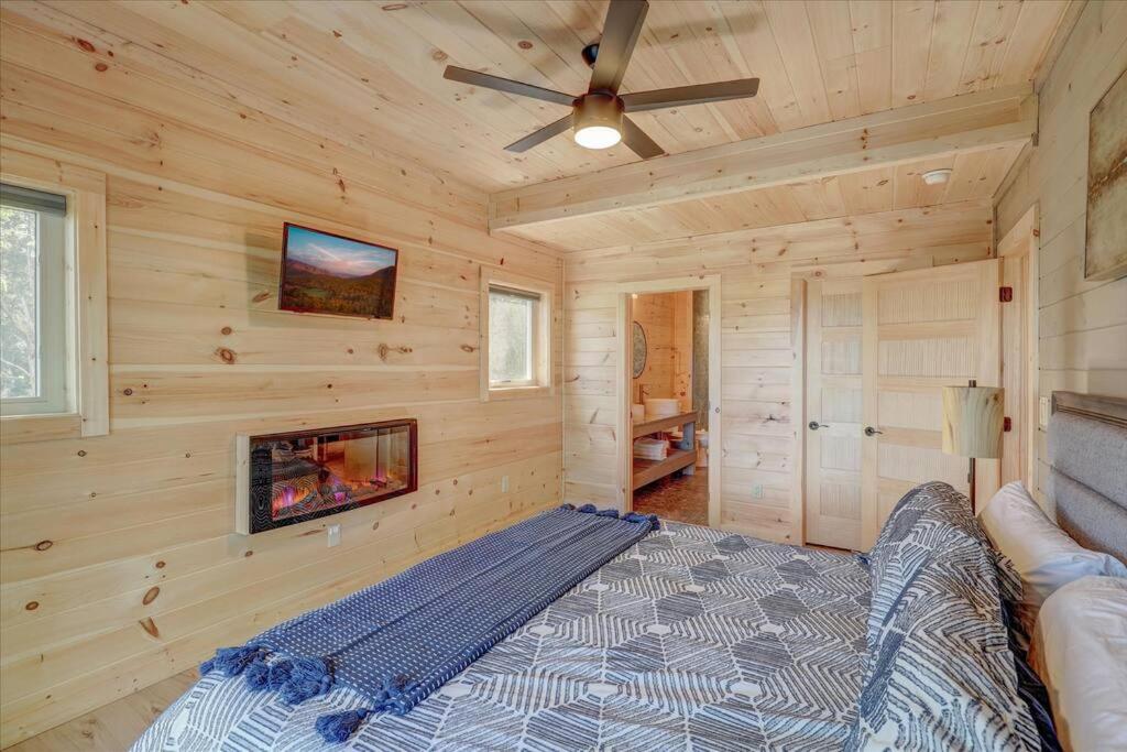 4 BD Modern cabin heated ModPool and prime locale - image 7