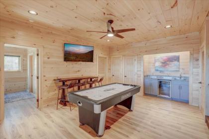 4 BD Modern cabin heated ModPool and prime locale - image 9